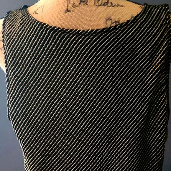 Peter Nygard size XL Sleeveless Tank shirt Black and Gold. material stretches. - Picture 5 of 10